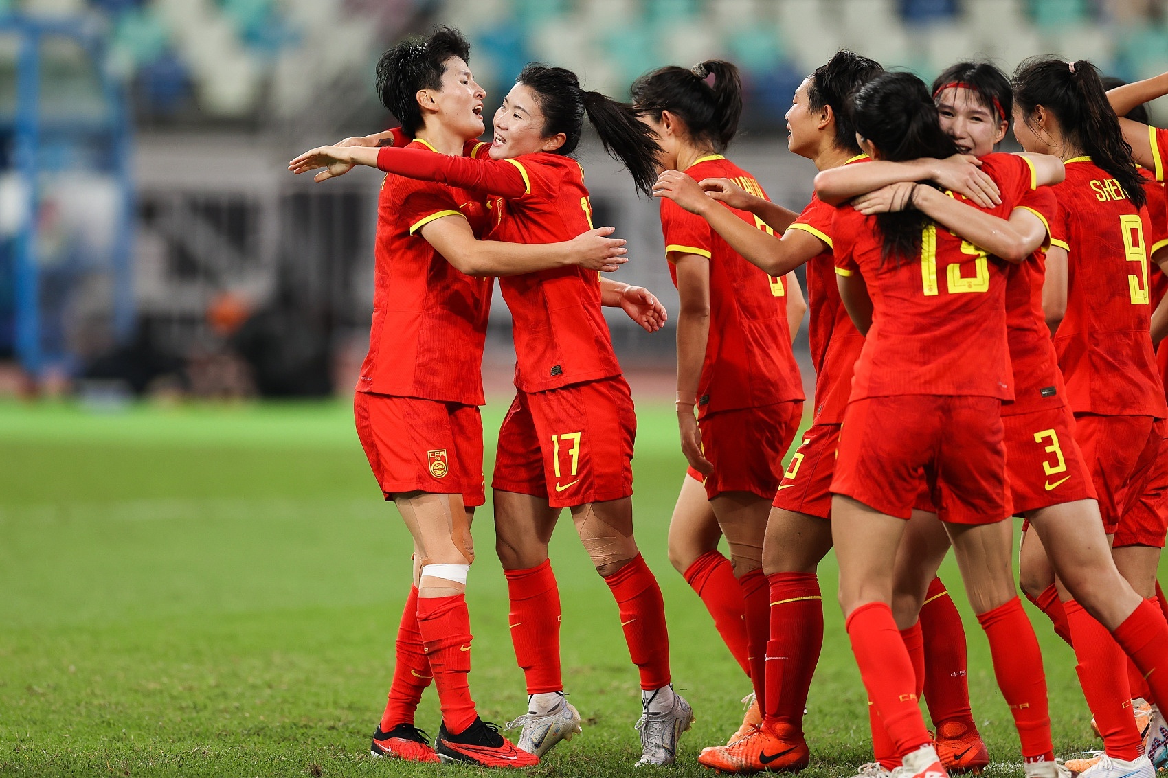 中国女足队员团结合作，夺取冠军