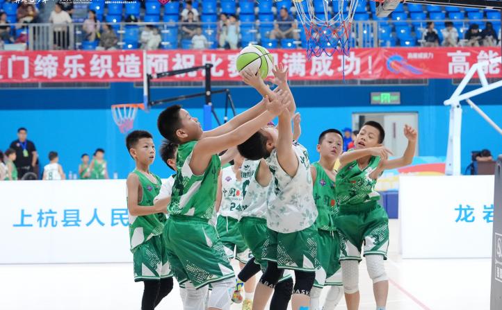 球员们在比赛中挥洒汗水与激情