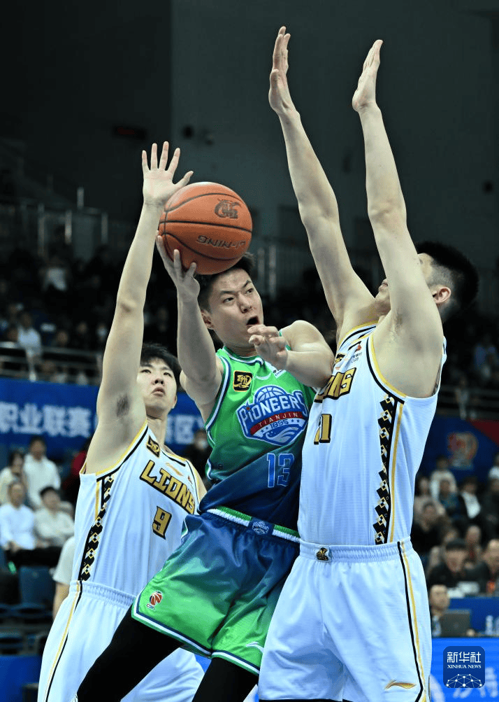 职业篮球比赛中的精彩进攻回放 职业篮球比赛中的精彩进攻回放